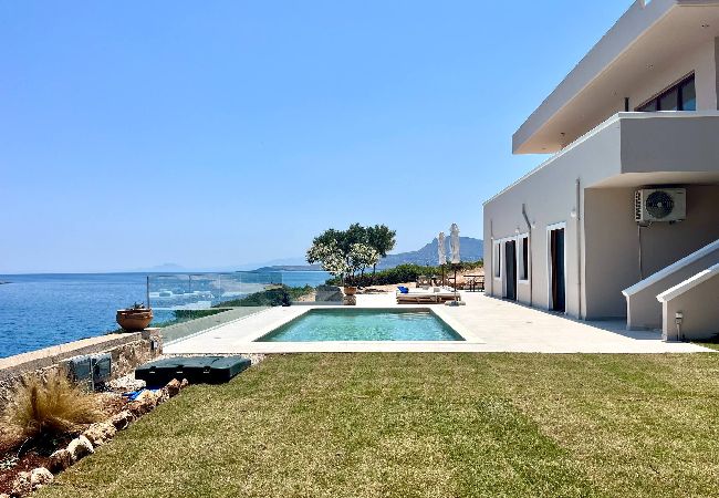 Villa in Loutraki - SeaWave Villa II with Heated Pool, By Hellocrete
