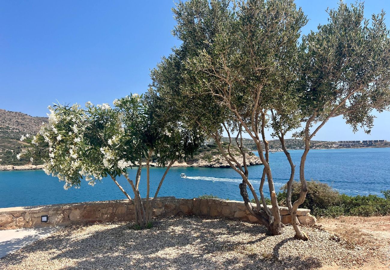 Villa in Loutraki - SeaWave Villa II, By Hellocrete