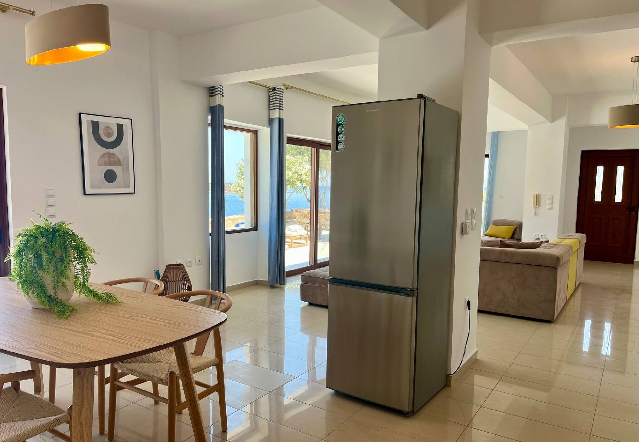 Villa in Loutraki - SeaWave Villa II, By Hellocrete