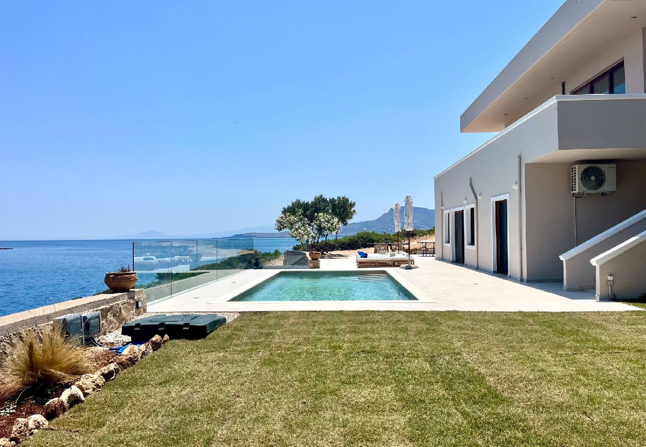 Villa in Loutraki - SeaWave Villa II, By Hellocrete