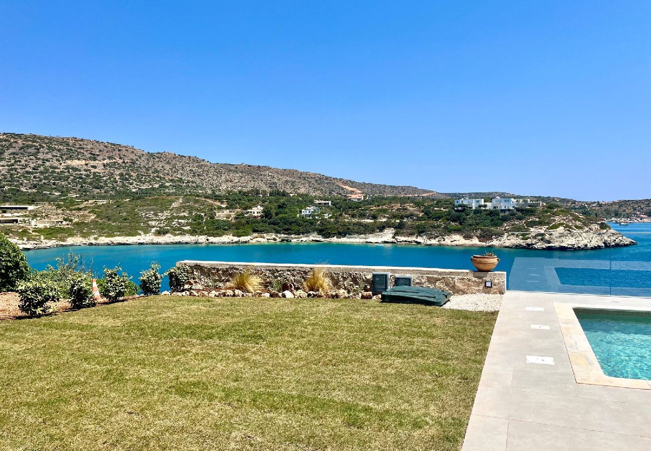 Villa in Loutraki - SeaWave Villa II, By Hellocrete