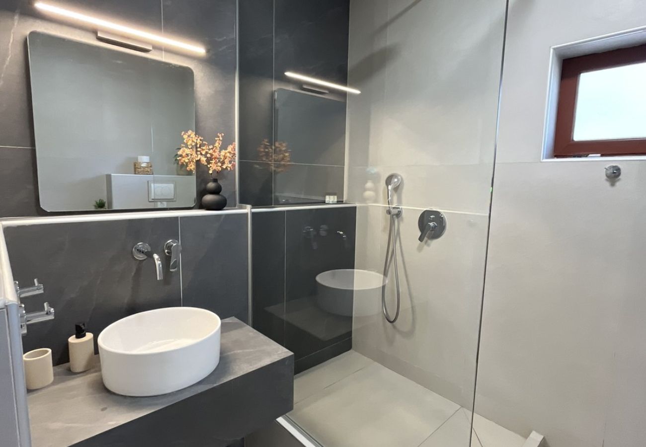 Villa in Loutraki - SeaWave Villa I with Heated Pool & Jacuzzi, By Hellocrete