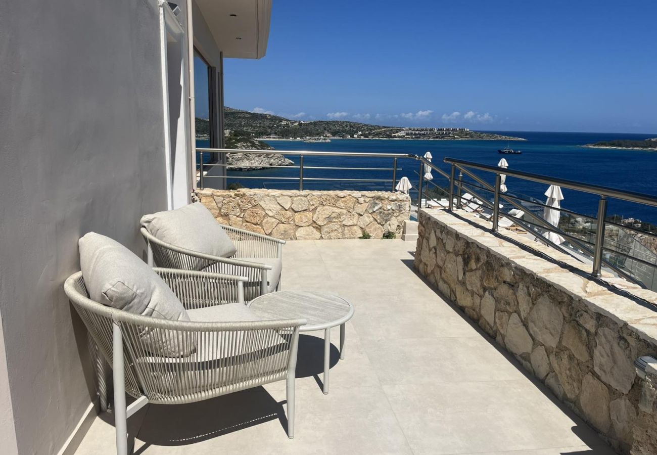 Villa in Loutraki - SeaWave Villa I with Heated Pool & Jacuzzi, By Hellocrete