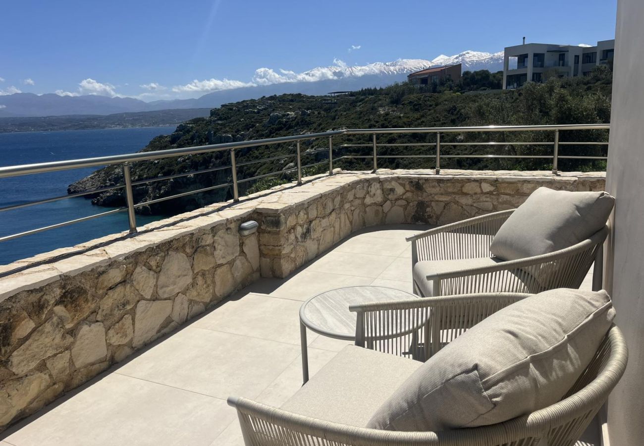 Villa in Loutraki - SeaWave Villa I with Heated Pool & Jacuzzi, By Hellocrete