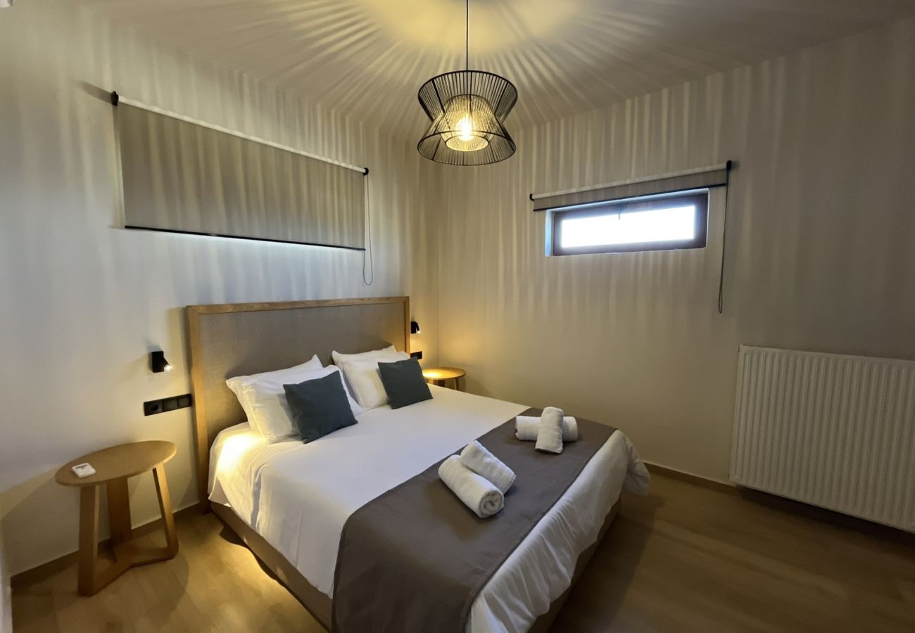 Villa in Loutraki - SeaWave Villa I with Heated Pool & Jacuzzi, By Hellocrete