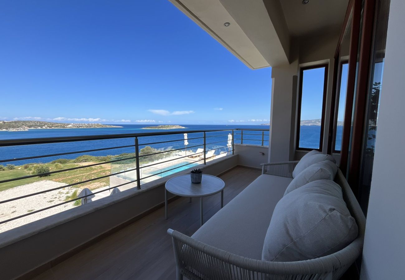 Villa in Loutraki - SeaWave Villa I with Heated Pool & Jacuzzi, By Hellocrete