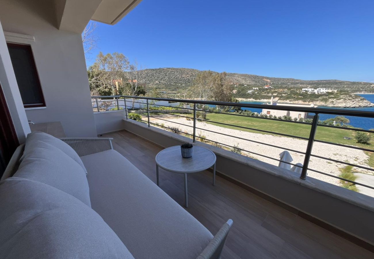 Villa in Loutraki - SeaWave Villa I with Heated Pool & Jacuzzi, By Hellocrete