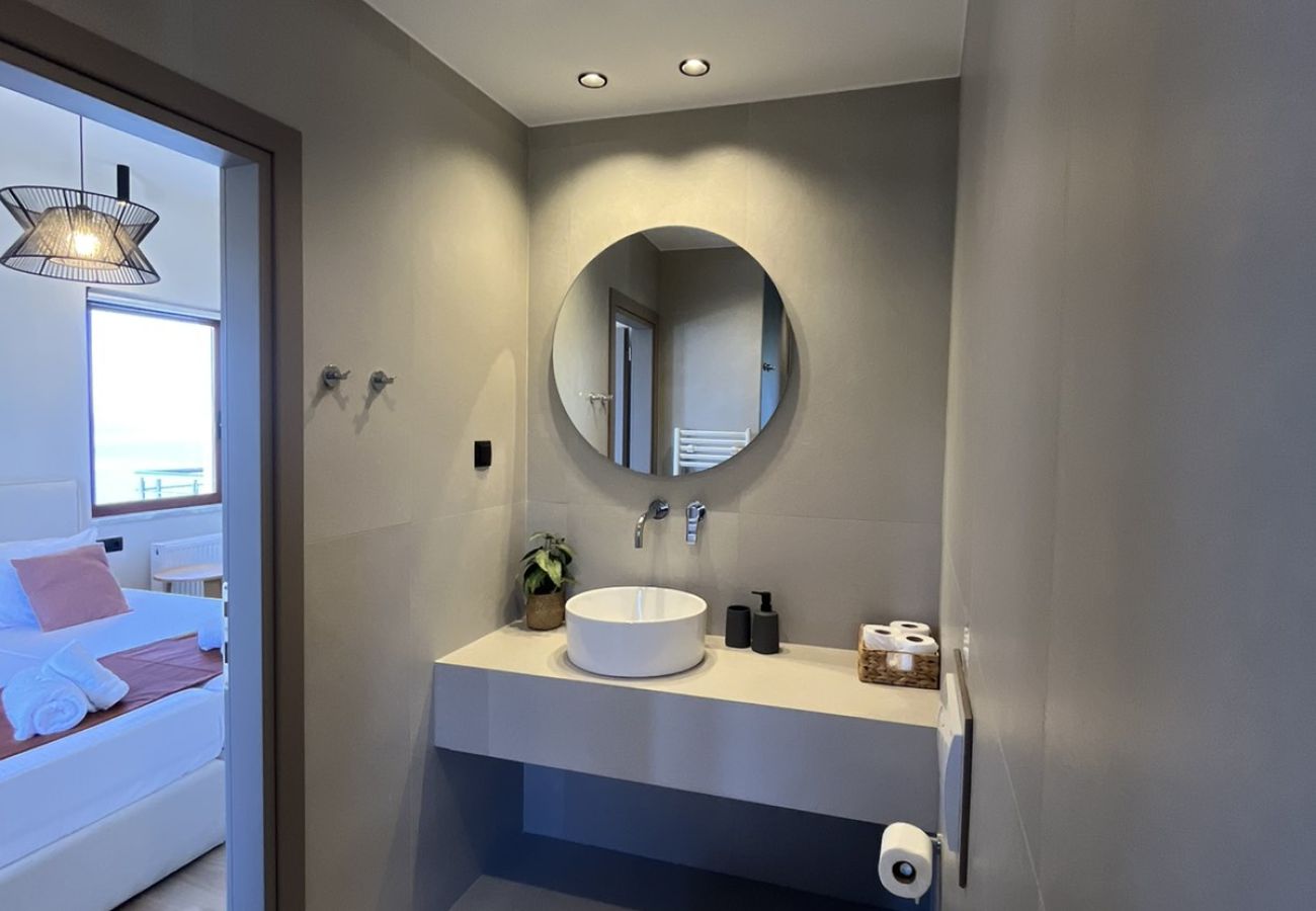 Villa in Loutraki - SeaWave Villa I with Heated Pool & Jacuzzi, By Hellocrete