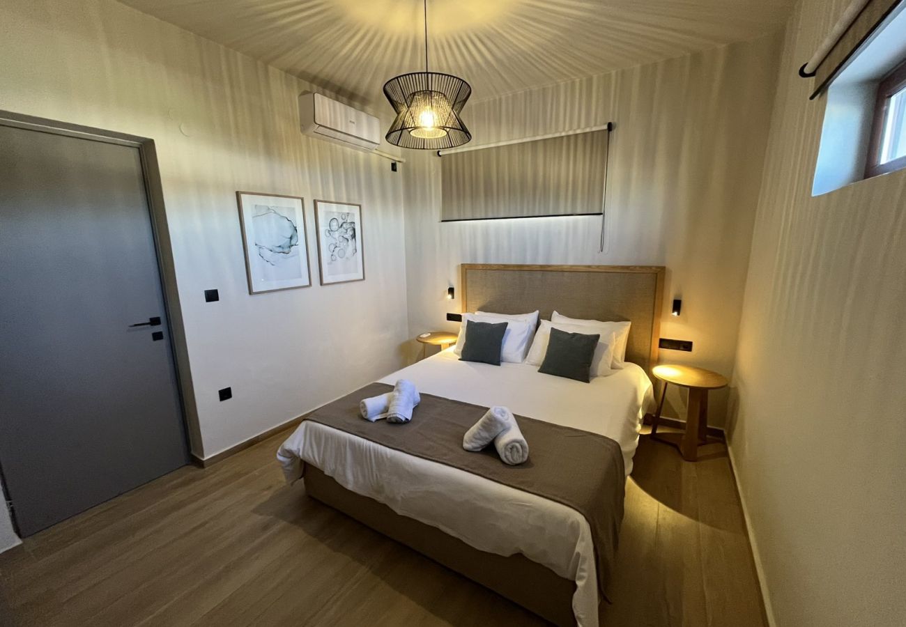 Villa in Loutraki - SeaWave Villa I with Heated Pool & Jacuzzi, By Hellocrete