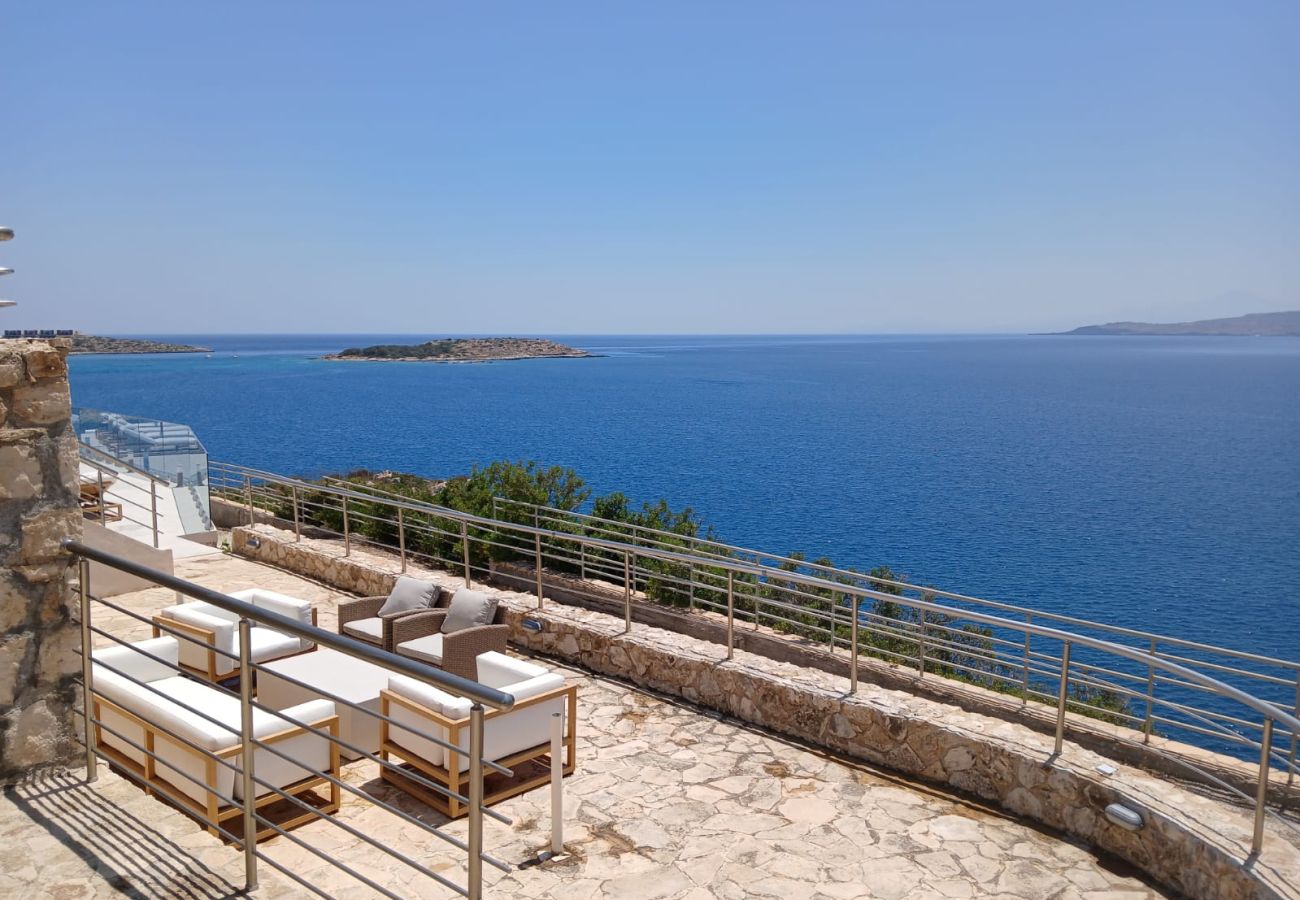 Villa in Loutraki - SeaWave Villa I with Heated Pool & Jacuzzi, By Hellocrete
