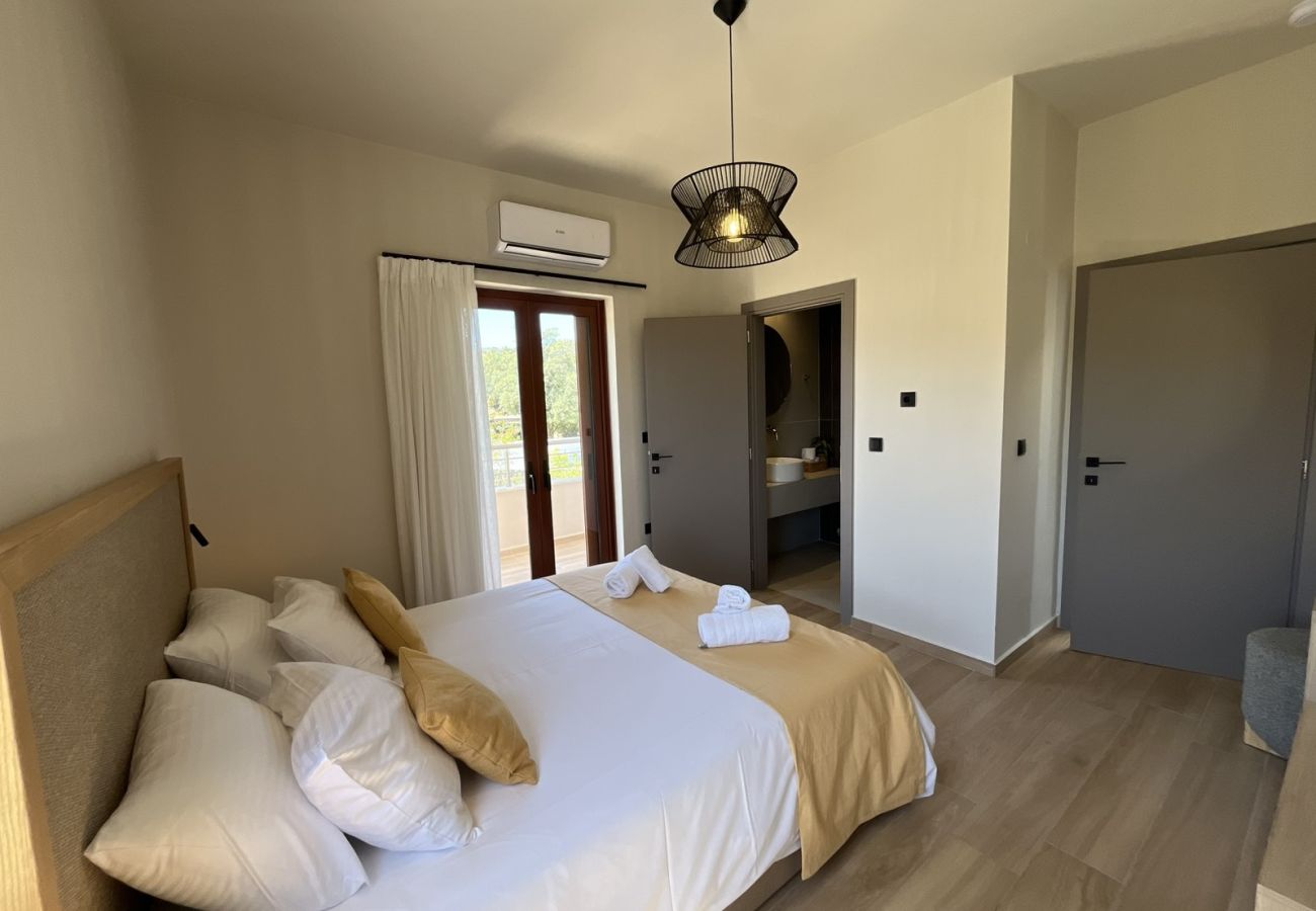 Villa in Loutraki - SeaWave Villa I with Heated Pool & Jacuzzi, By Hellocrete