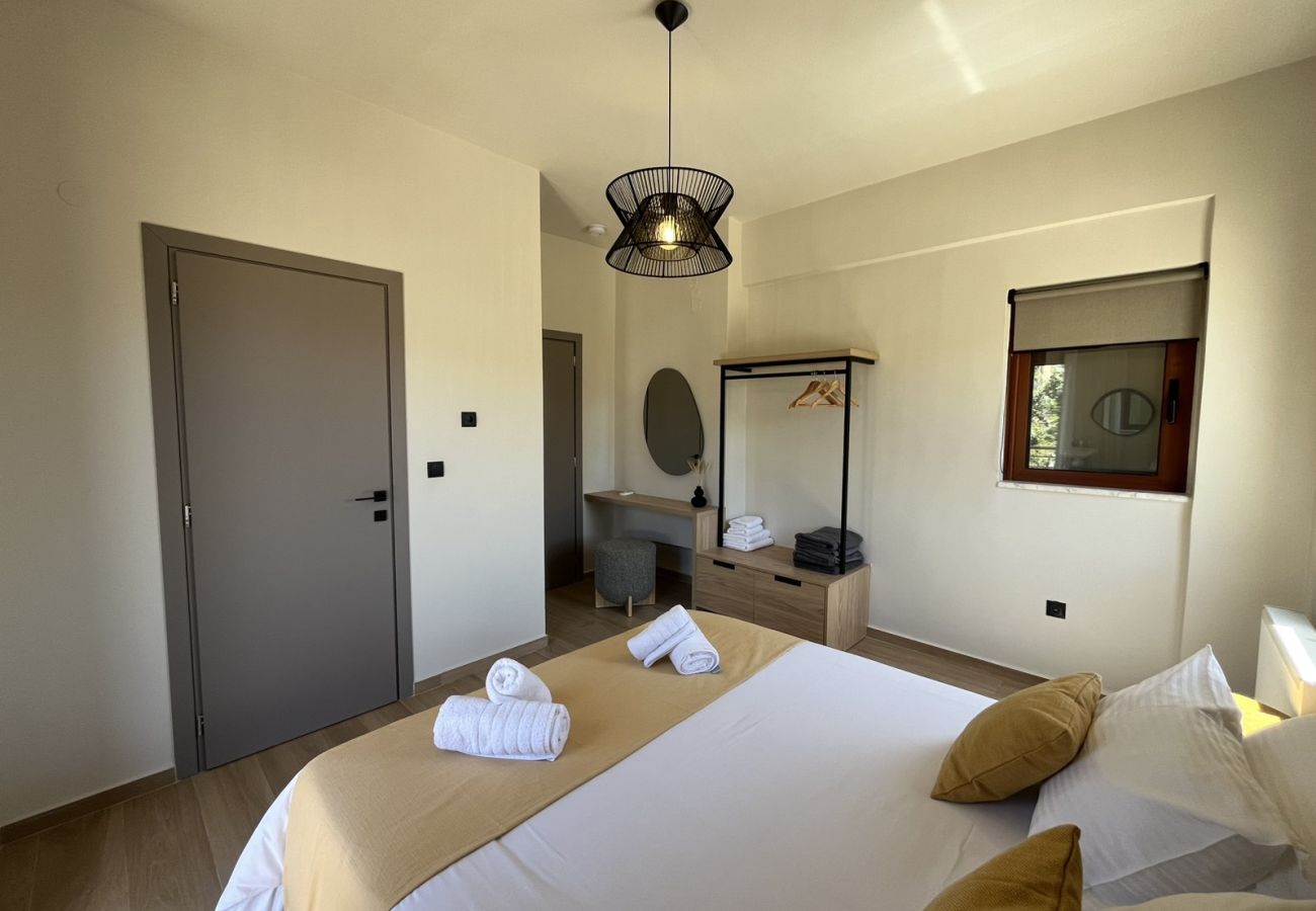 Villa in Loutraki - SeaWave Villa I with Heated Pool & Jacuzzi, By Hellocrete