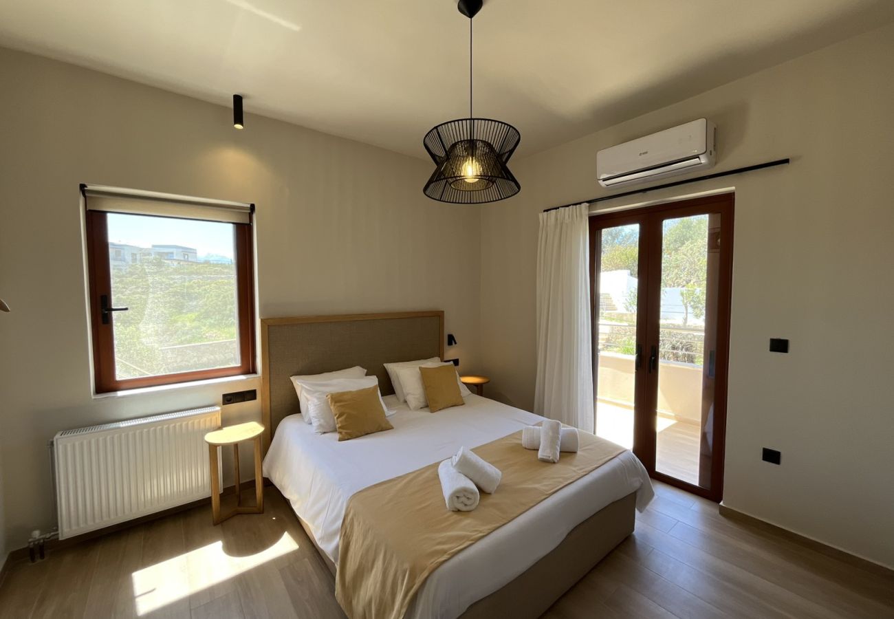 Villa in Loutraki - SeaWave Villa I with Heated Pool & Jacuzzi, By Hellocrete