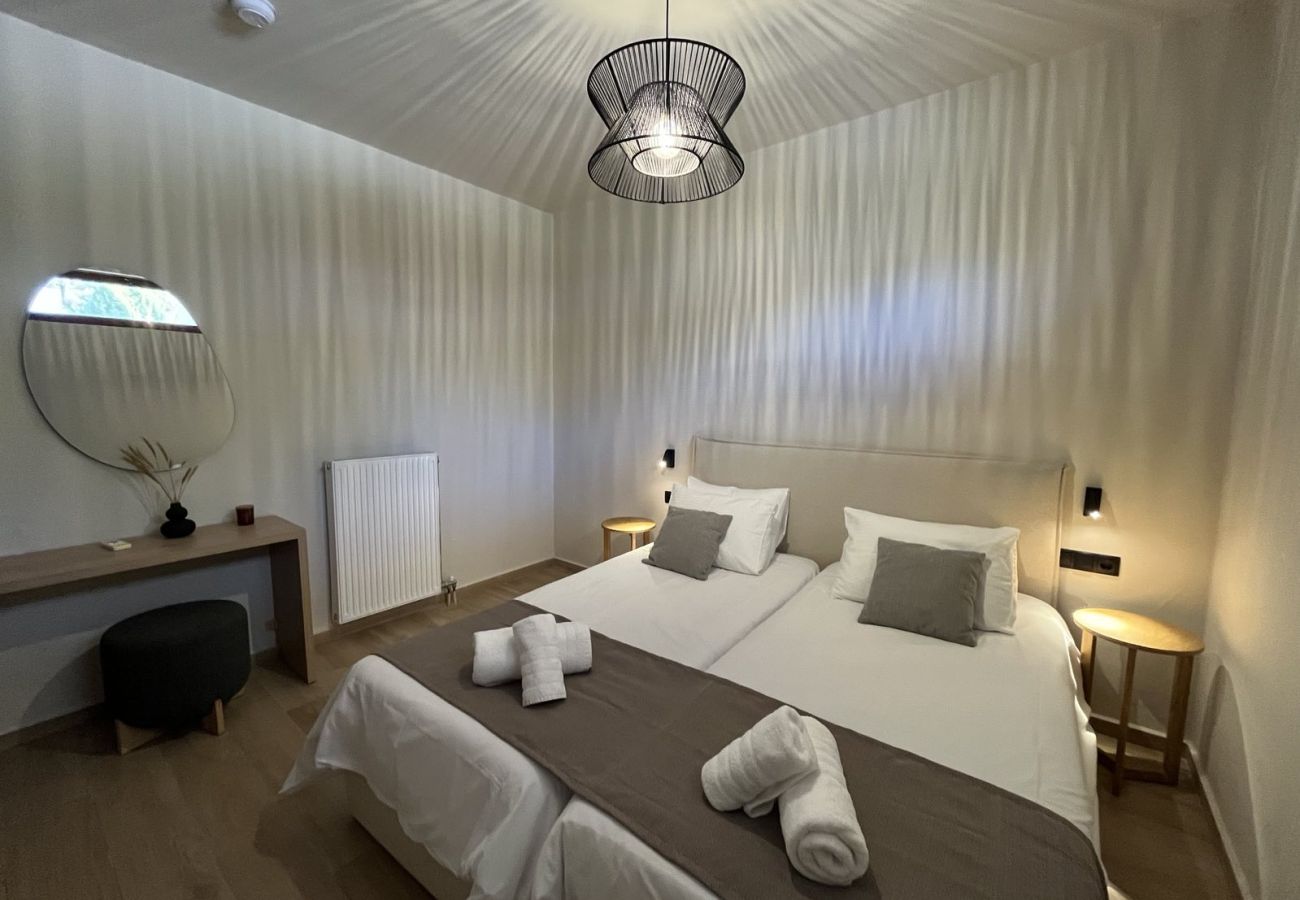 Villa in Loutraki - SeaWave Villa I with Heated Pool & Jacuzzi, By Hellocrete