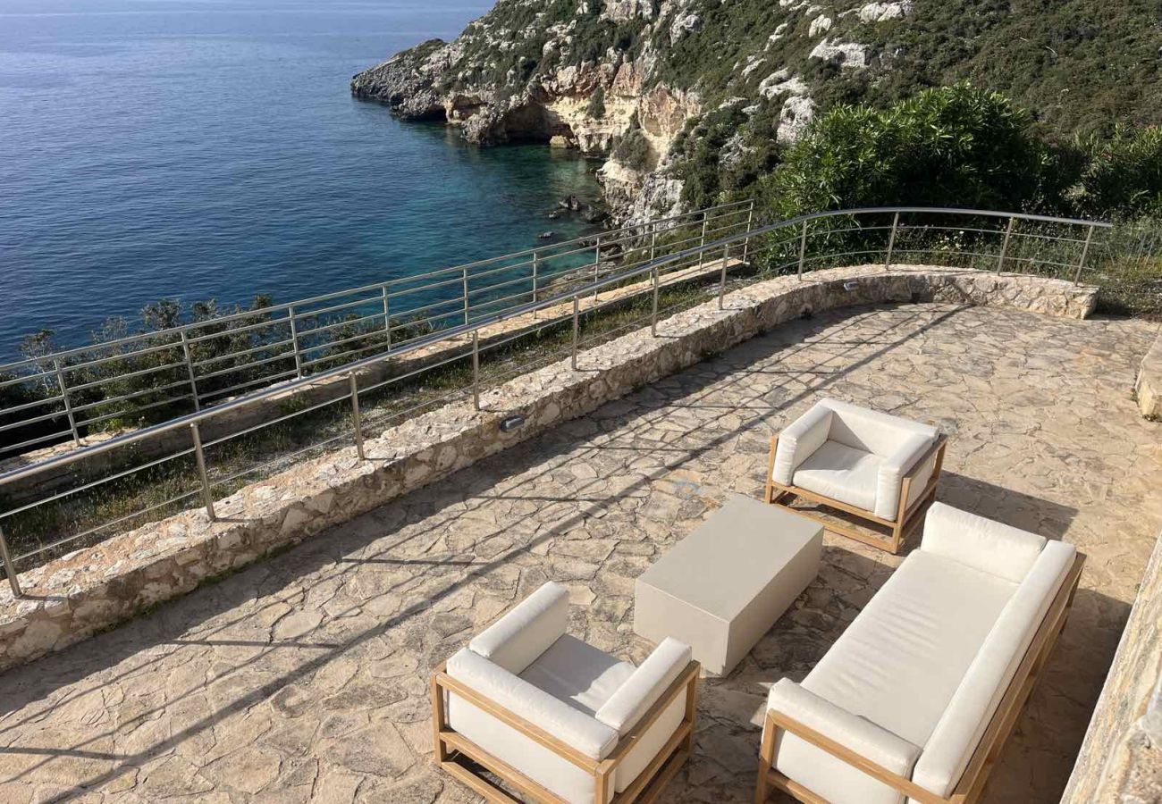 Villa in Loutraki - SeaWave Villa I with Heated Pool & Jacuzzi, By Hellocrete