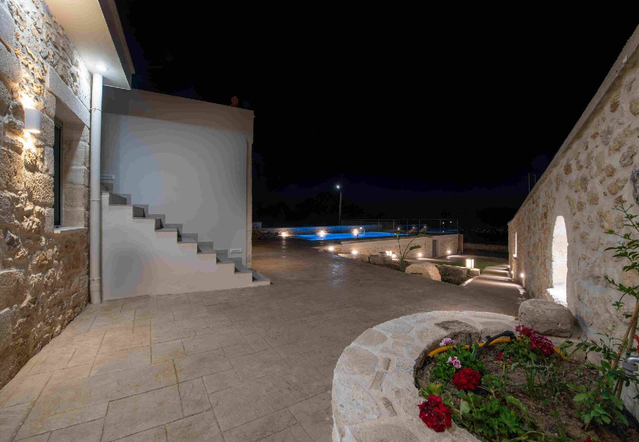 Villa in Roupes - Fabrica Villa, By Hellocrete