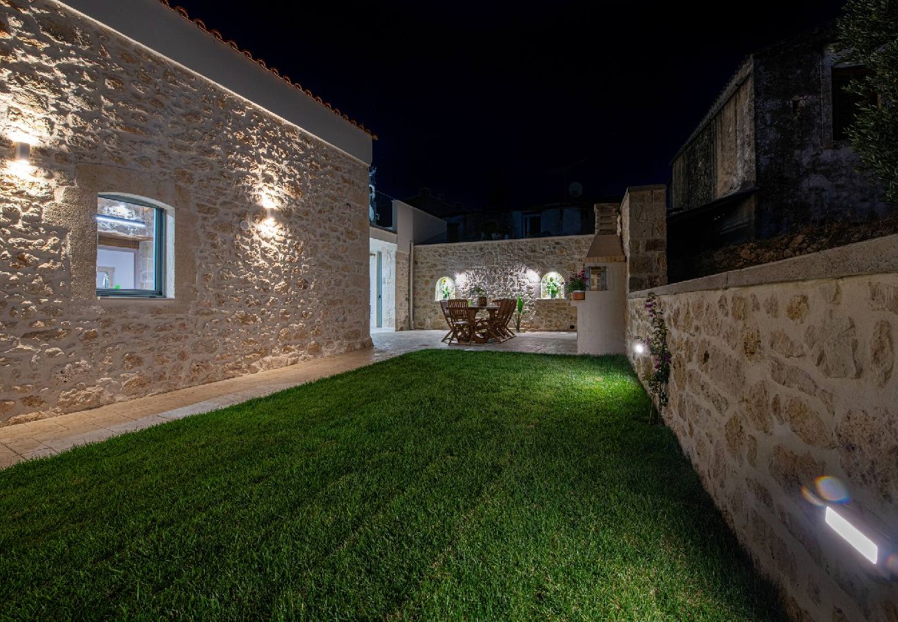 Villa in Roupes - Fabrica Villa, By Hellocrete
