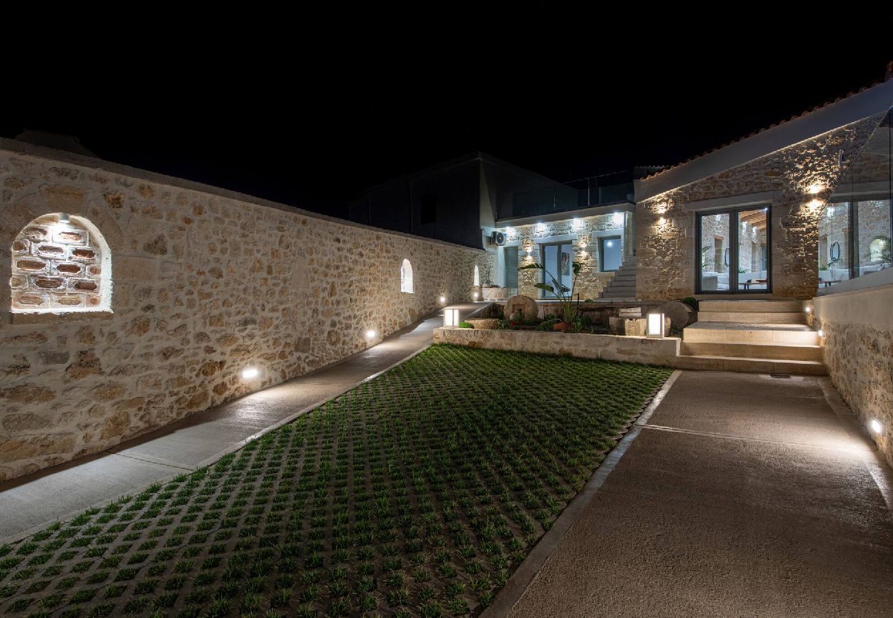 Villa in Roupes - Fabrica Villa, By Hellocrete