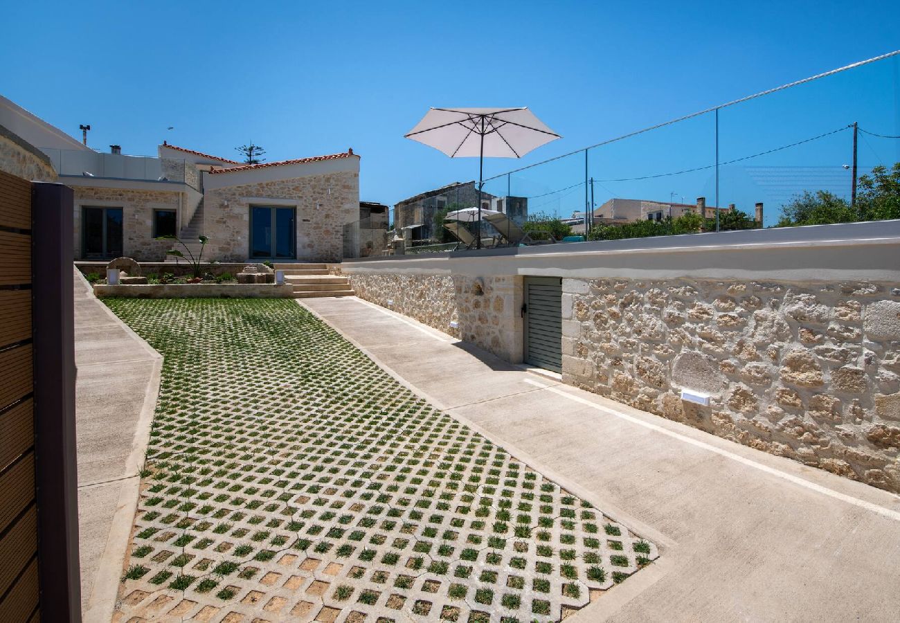 Villa in Roupes - Fabrica Villa, By Hellocrete