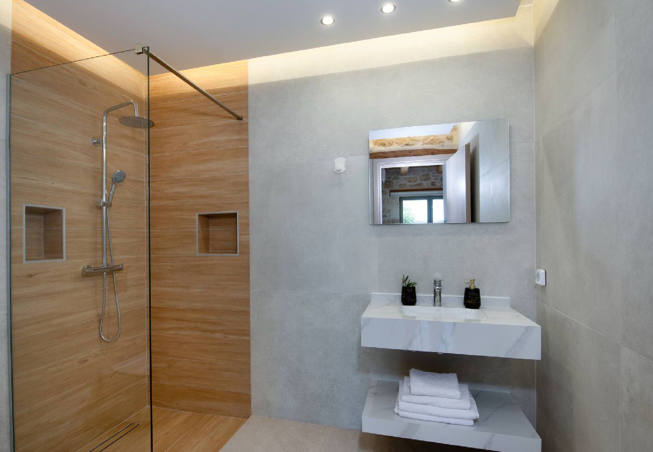 Villa in Roupes - Fabrica Villa, By Hellocrete