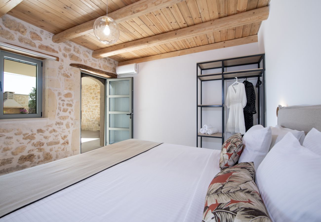 Villa in Roupes - Fabrica Villa, By Hellocrete