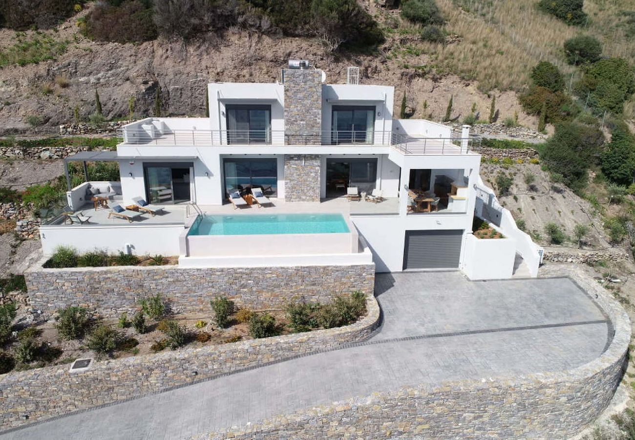 Villa in Agia Foteini - Rozites Luxury Beachfront Villa, By Hellocrete