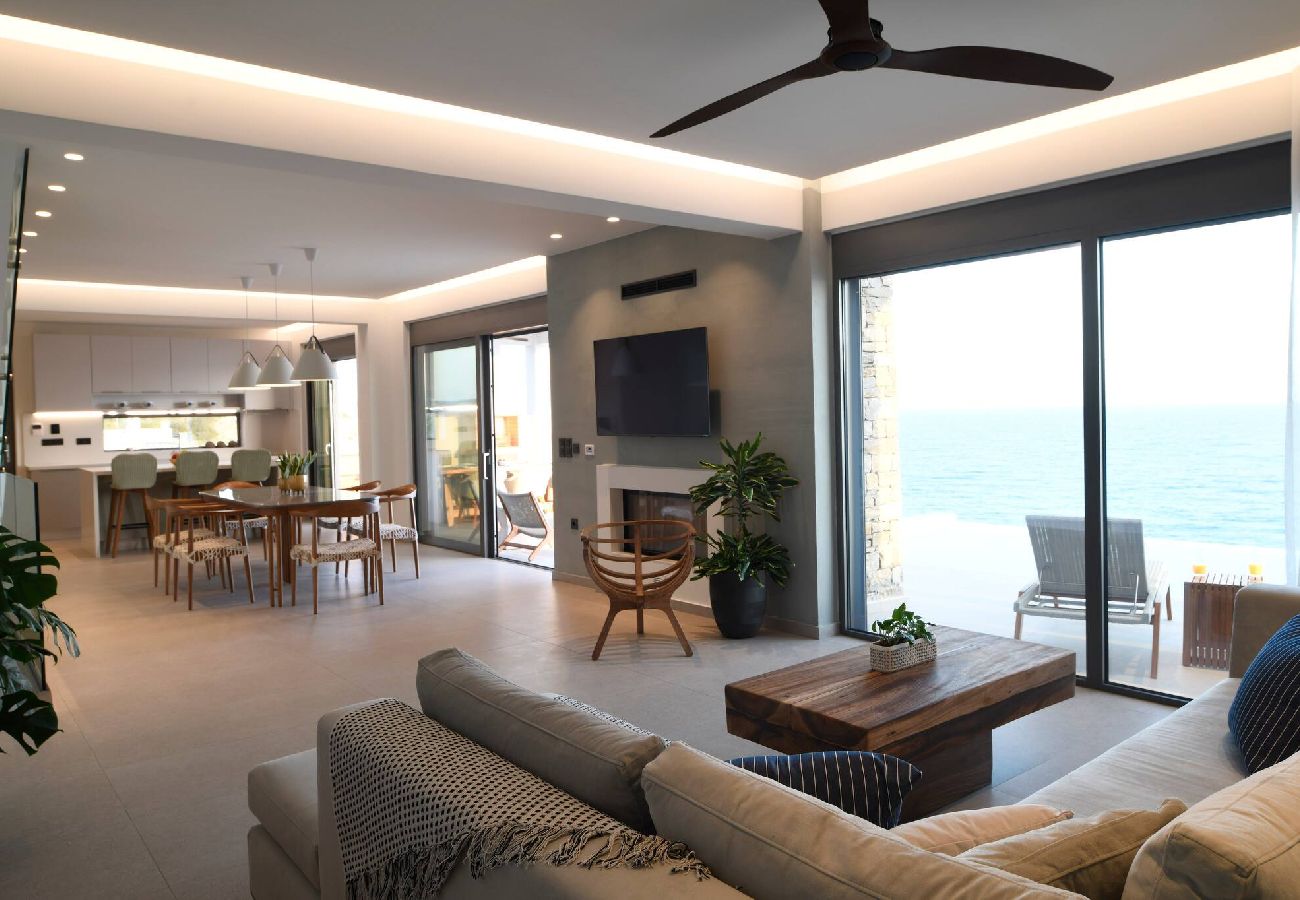 Villa in Agia Foteini - Rozites Luxury Beachfront Villa, By Hellocrete