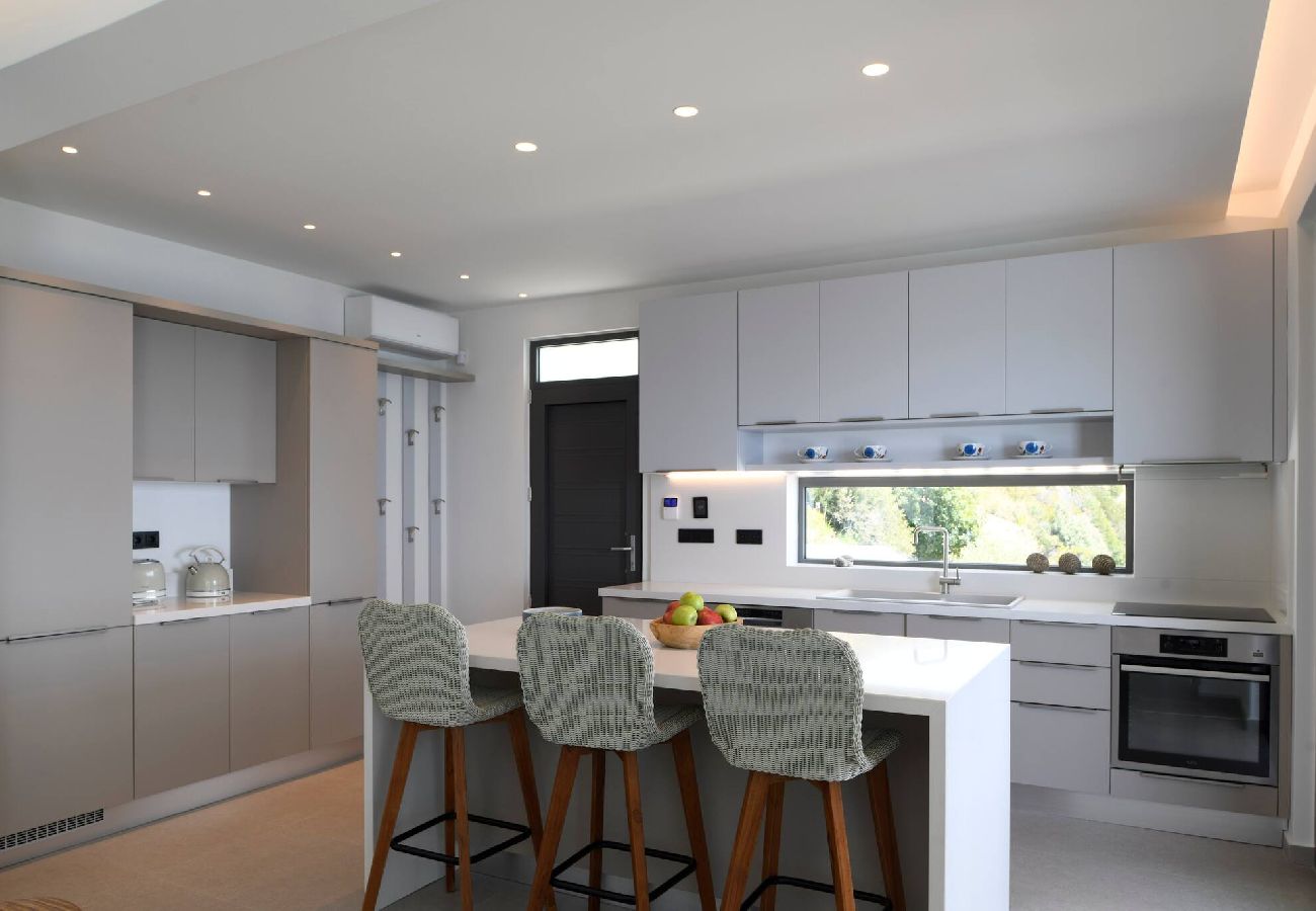 Villa in Agia Foteini - Rozites Luxury Beachfront Villa, By Hellocrete