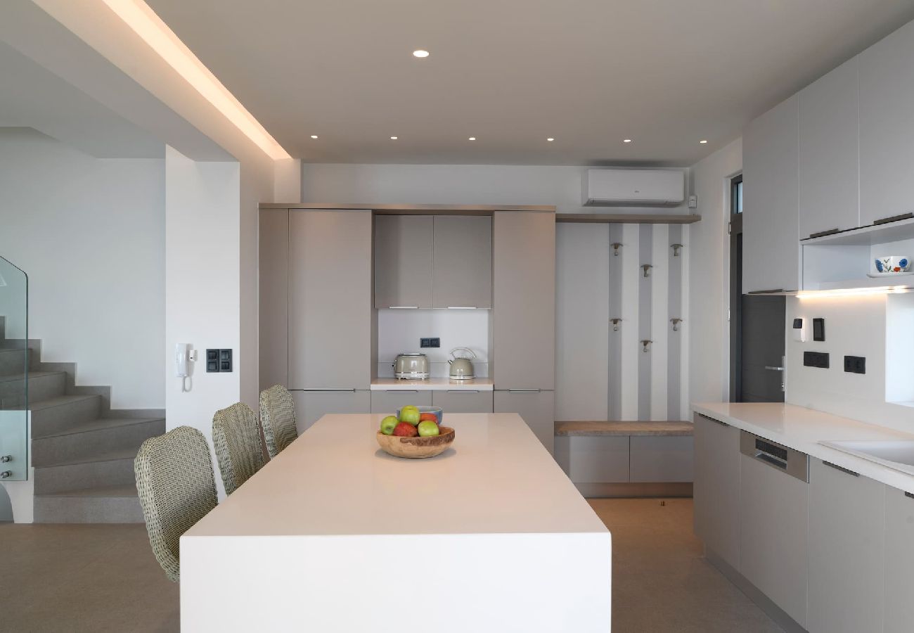 Villa in Agia Foteini - Rozites Luxury Beachfront Villa, By Hellocrete