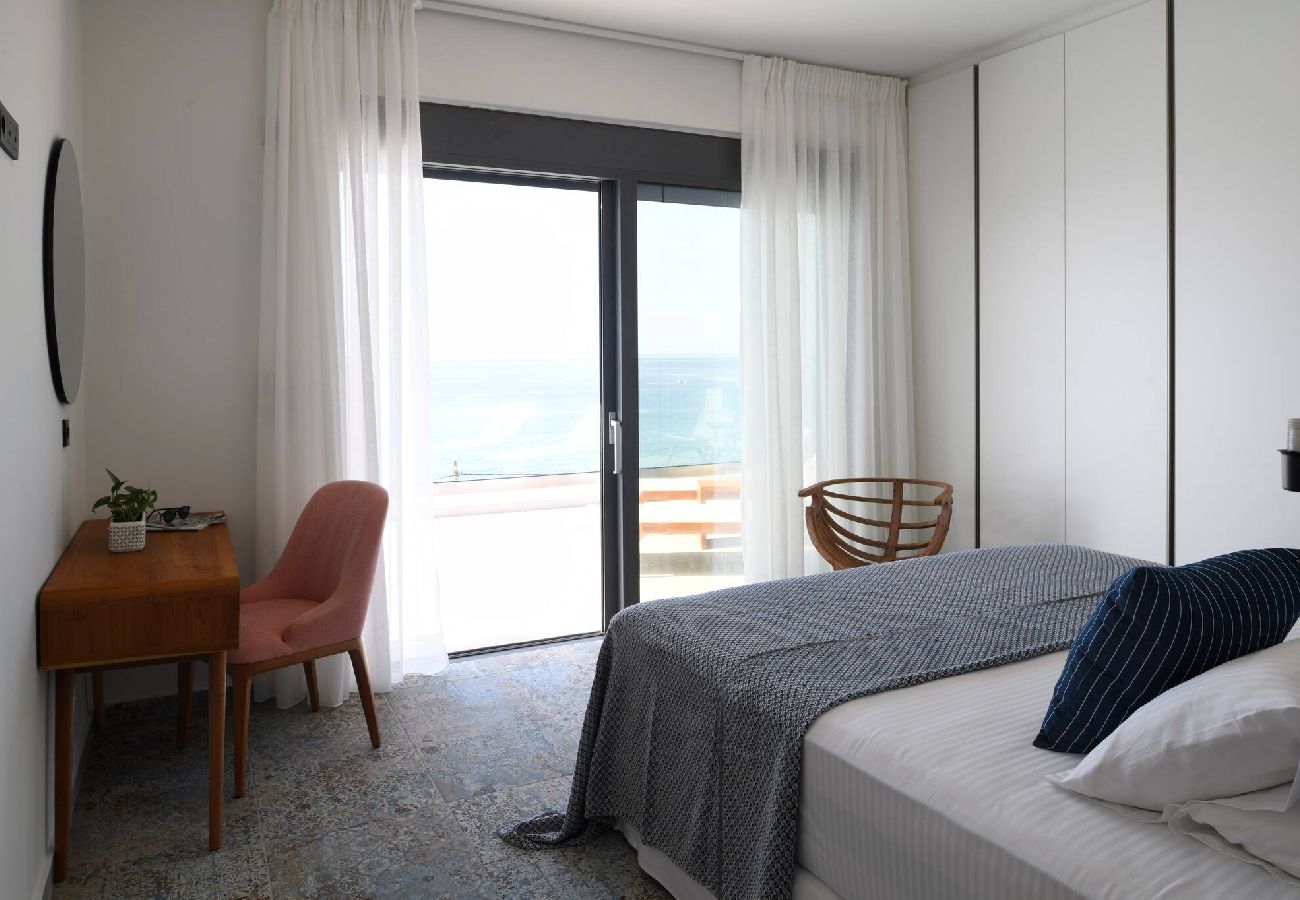 Villa in Agia Foteini - Rozites Luxury Beachfront Villa, By Hellocrete