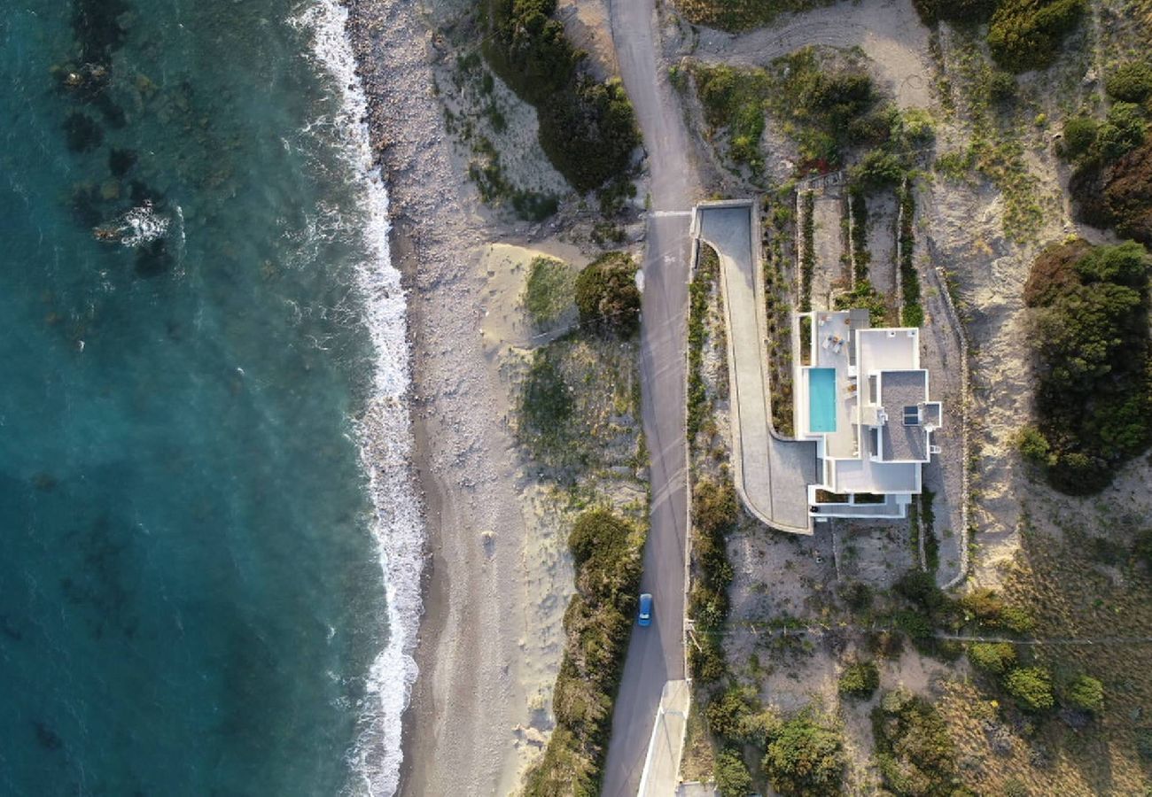 Villa in Agia Foteini - Rozites Luxury Beachfront Villa, By Hellocrete