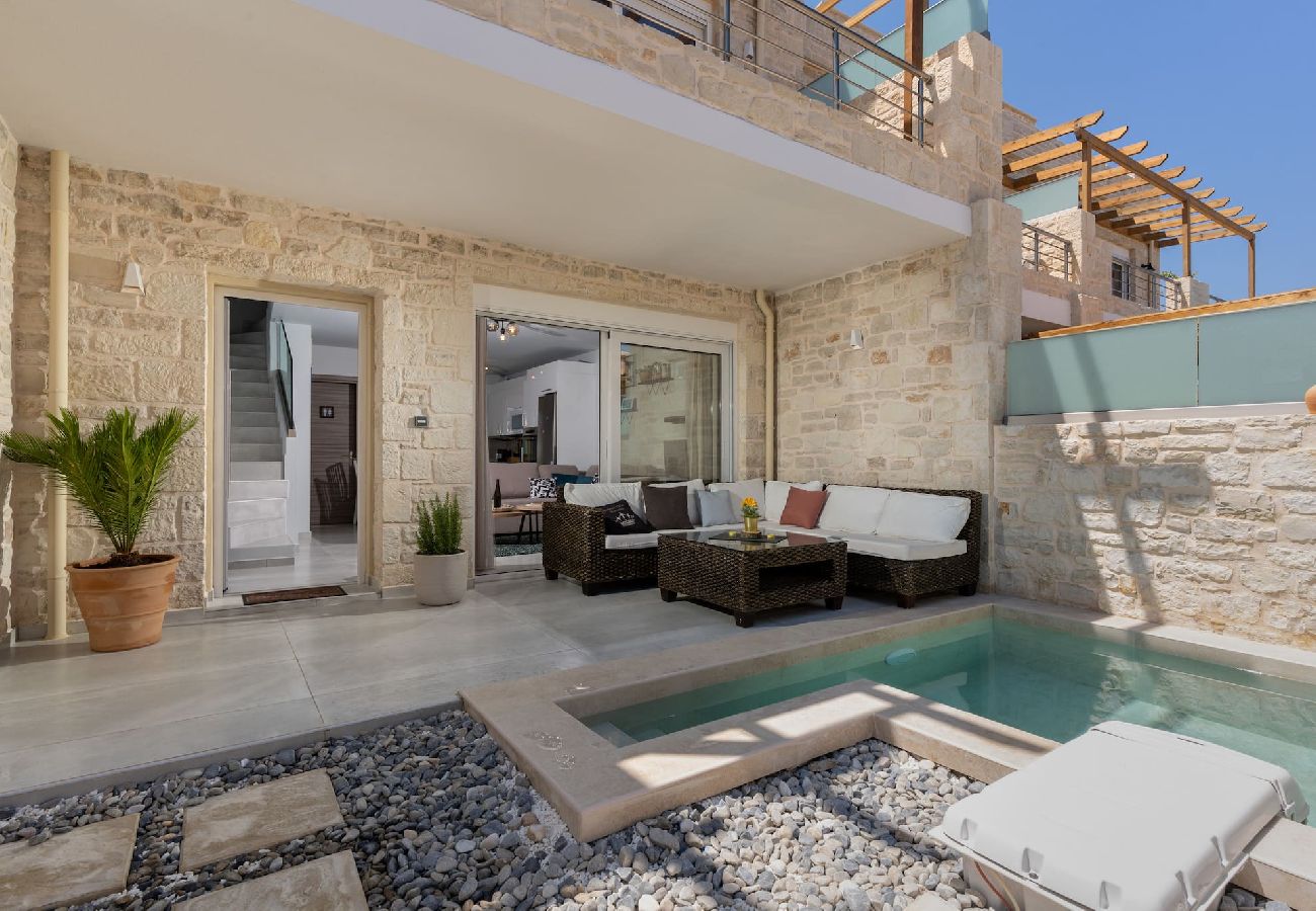 House in Panormo - Leon Suite, Seafront Residence