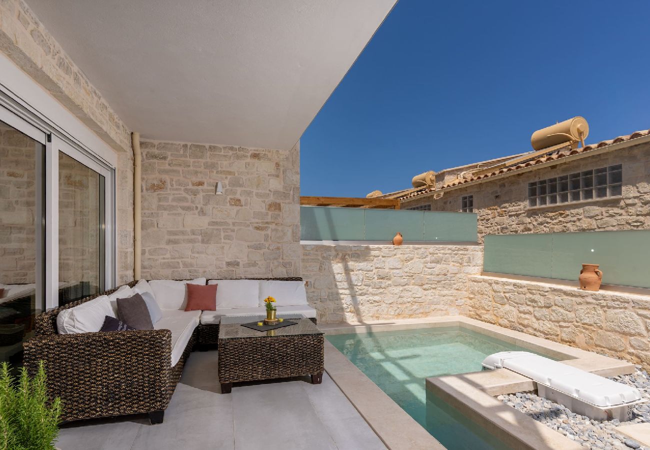 House in Panormo - Leon Suite, Seafront Residence