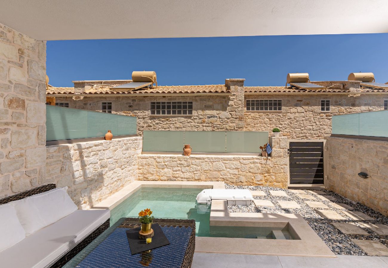 House in Panormo - Leon Suite, Seafront Residence