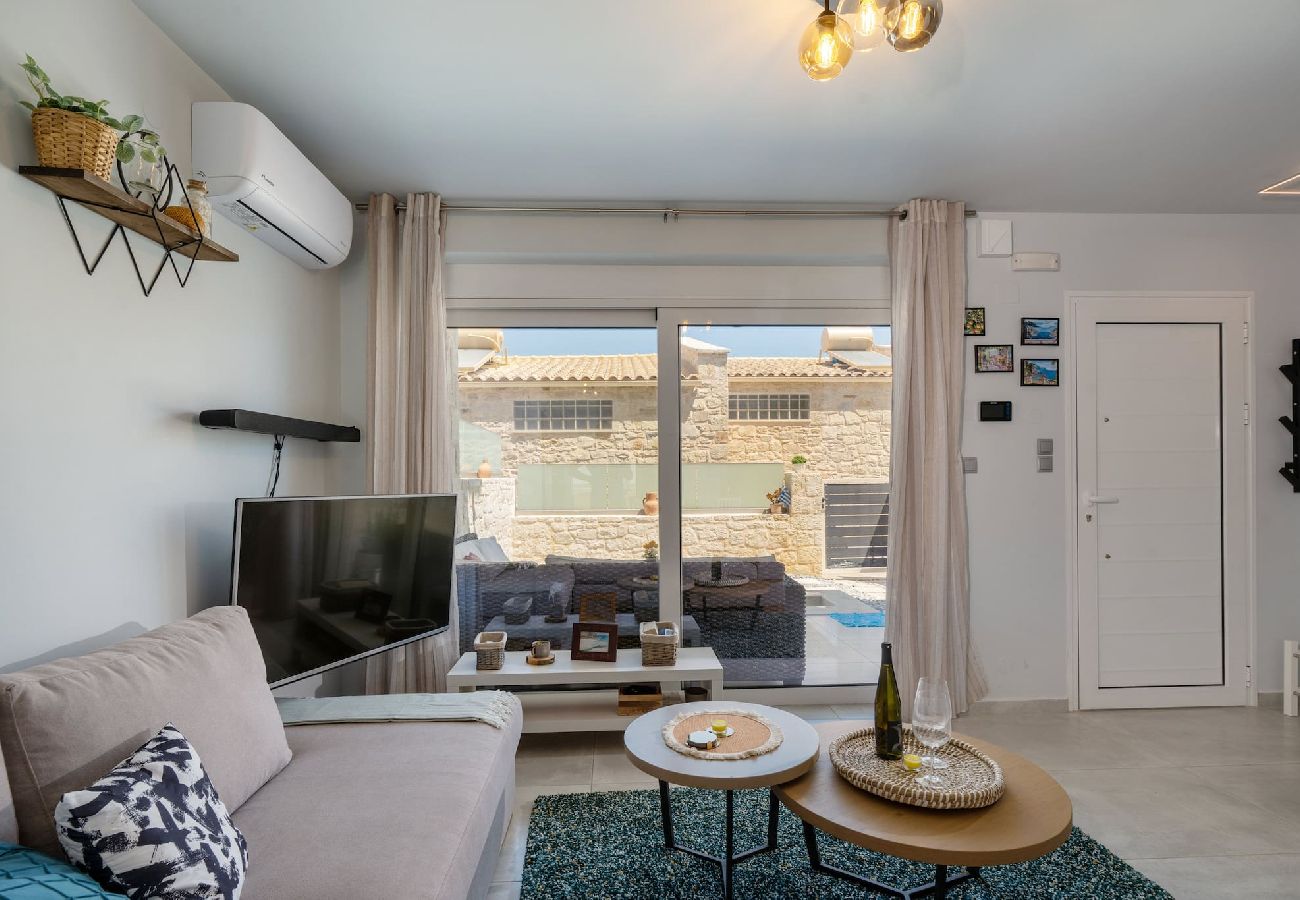 House in Panormo - Leon Suite, Seafront Residence