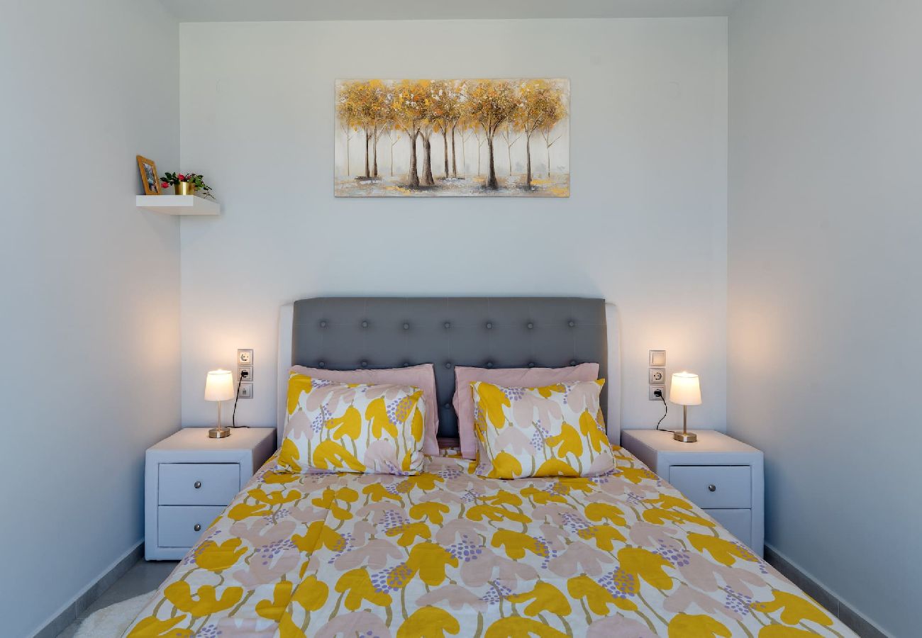 House in Panormo - Leon Suite, Seafront Residence