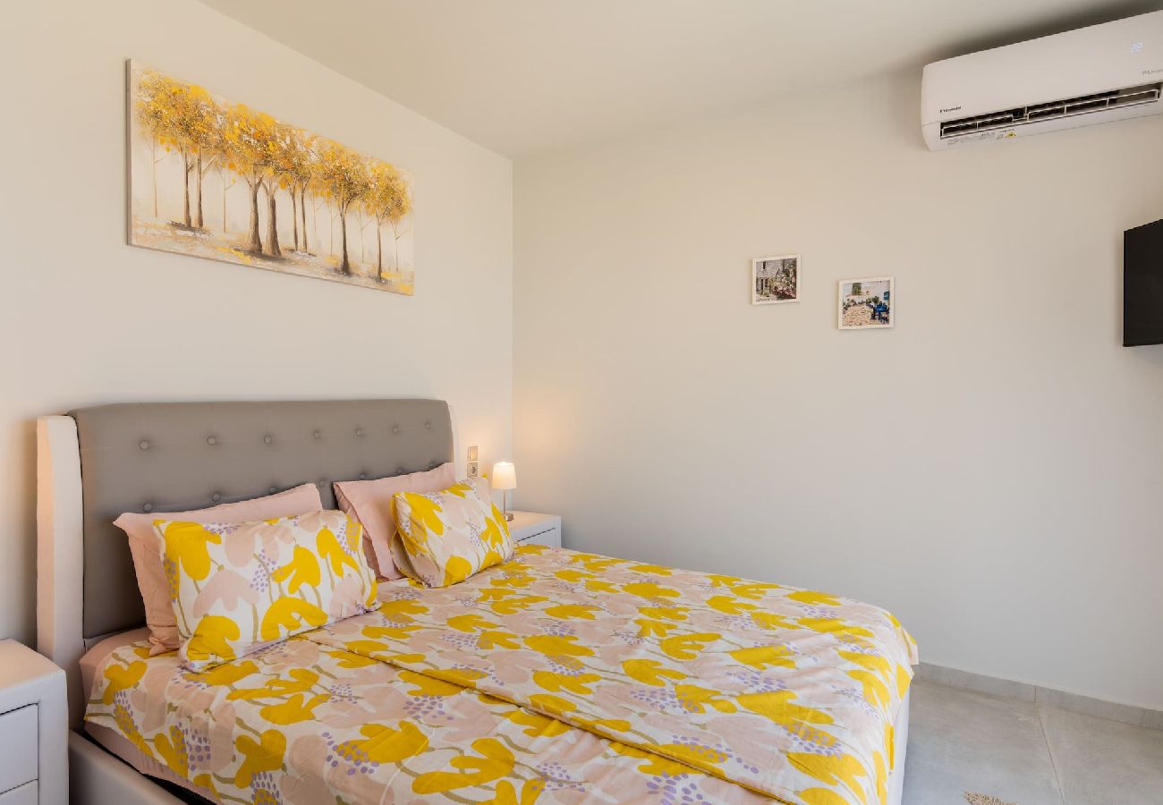 House in Panormo - Leon Suite, Seafront Residence