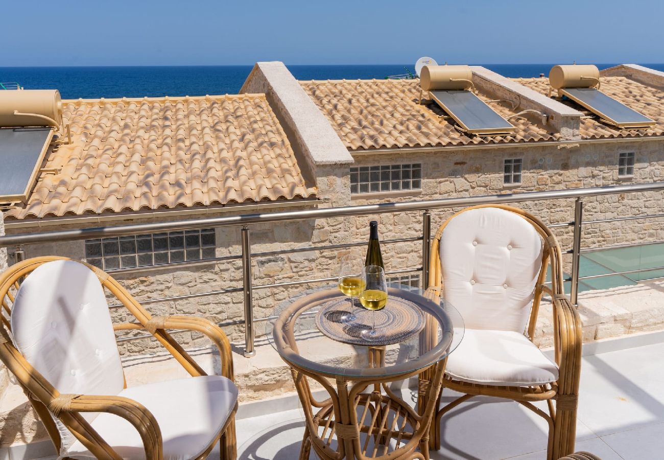 House in Panormo - Leon Suite, Seafront Residence