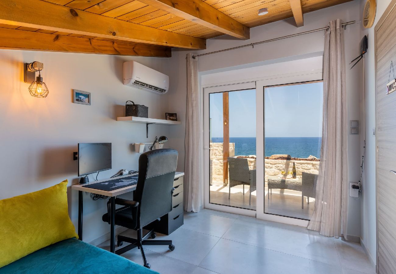 House in Panormo - Leon Suite, Seafront Residence