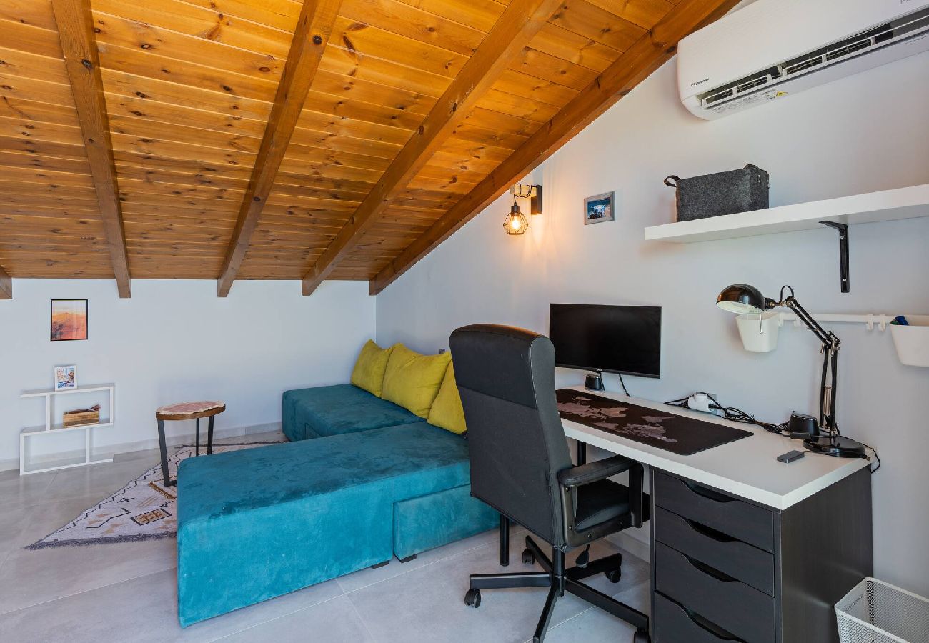 House in Panormo - Leon Suite, Seafront Residence