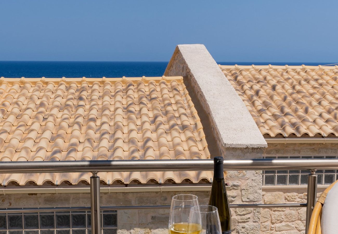 House in Panormo - Leon Suite, Seafront Residence