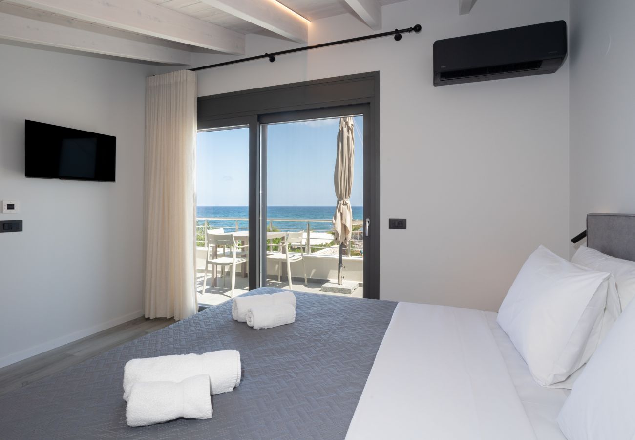 Villa in Pigianos Kampos - Seaside Villa with Heated Pool, By Hellocrete