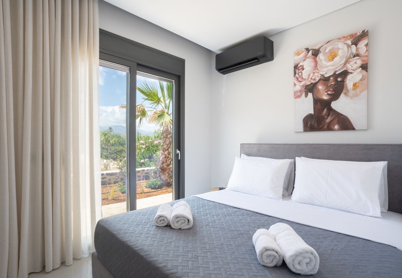 Villa in Pigianos Kampos - Seaside Villa with Heated Pool, By Hellocrete