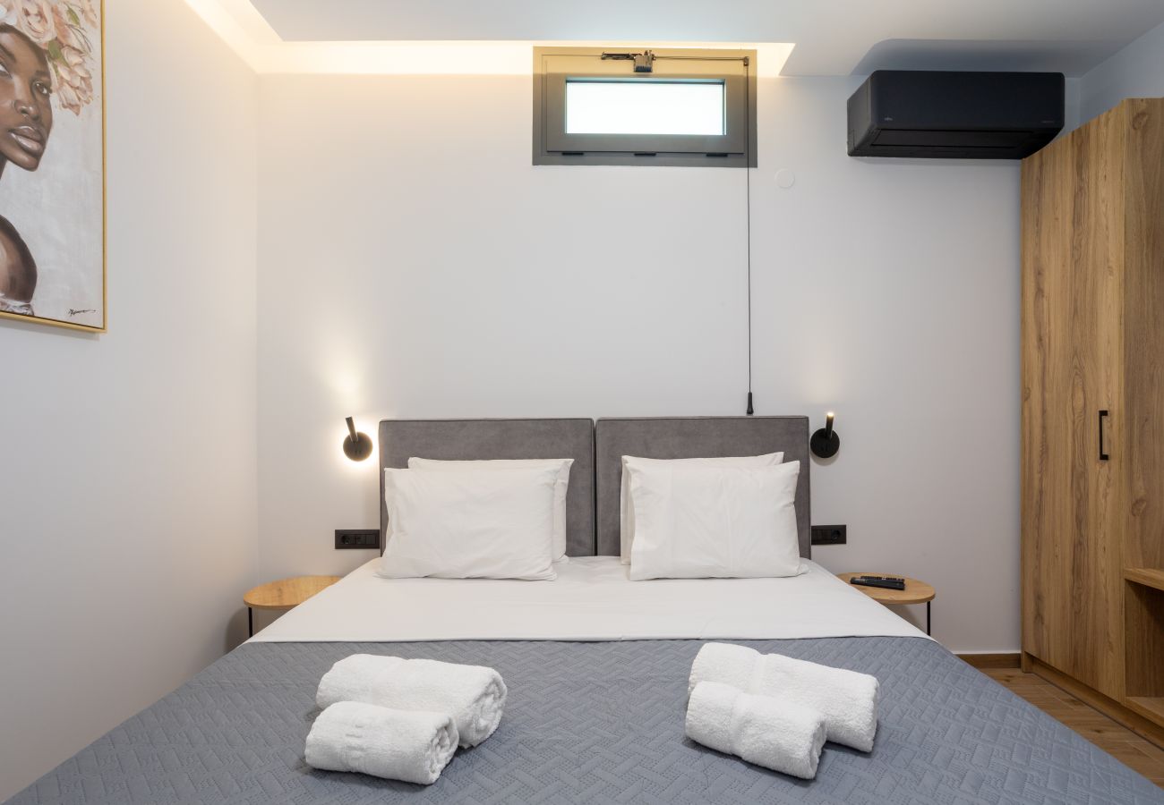 Villa in Pigianos Kampos - Seaside Villa with Heated Pool, By Hellocrete