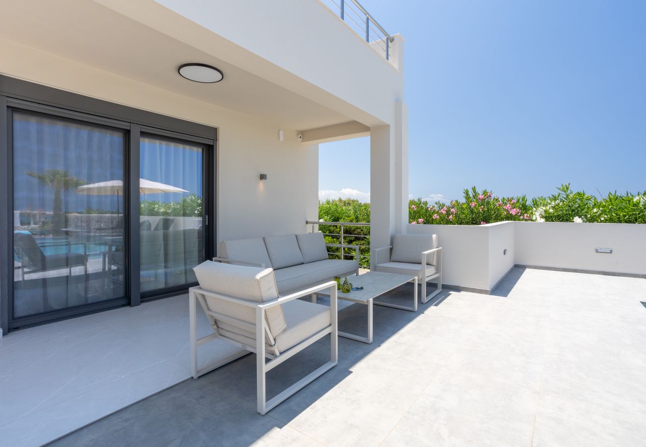 Villa in Pigianos Kampos - Seaside Villa with Heated Pool, By Hellocrete
