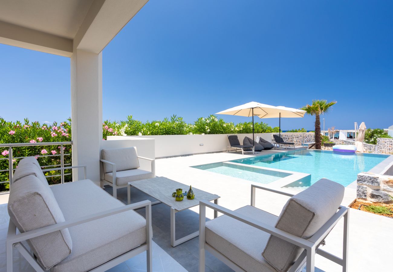 Villa in Pigianos Kampos - Seaside Villa with Heated Pool, By Hellocrete