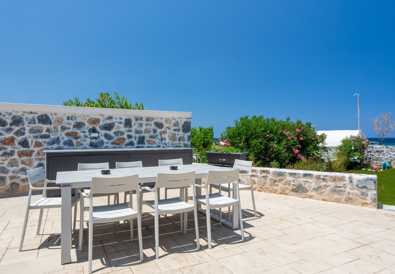Villa in Pigianos Kampos - Seaside Villa with Heated Pool, By Hellocrete