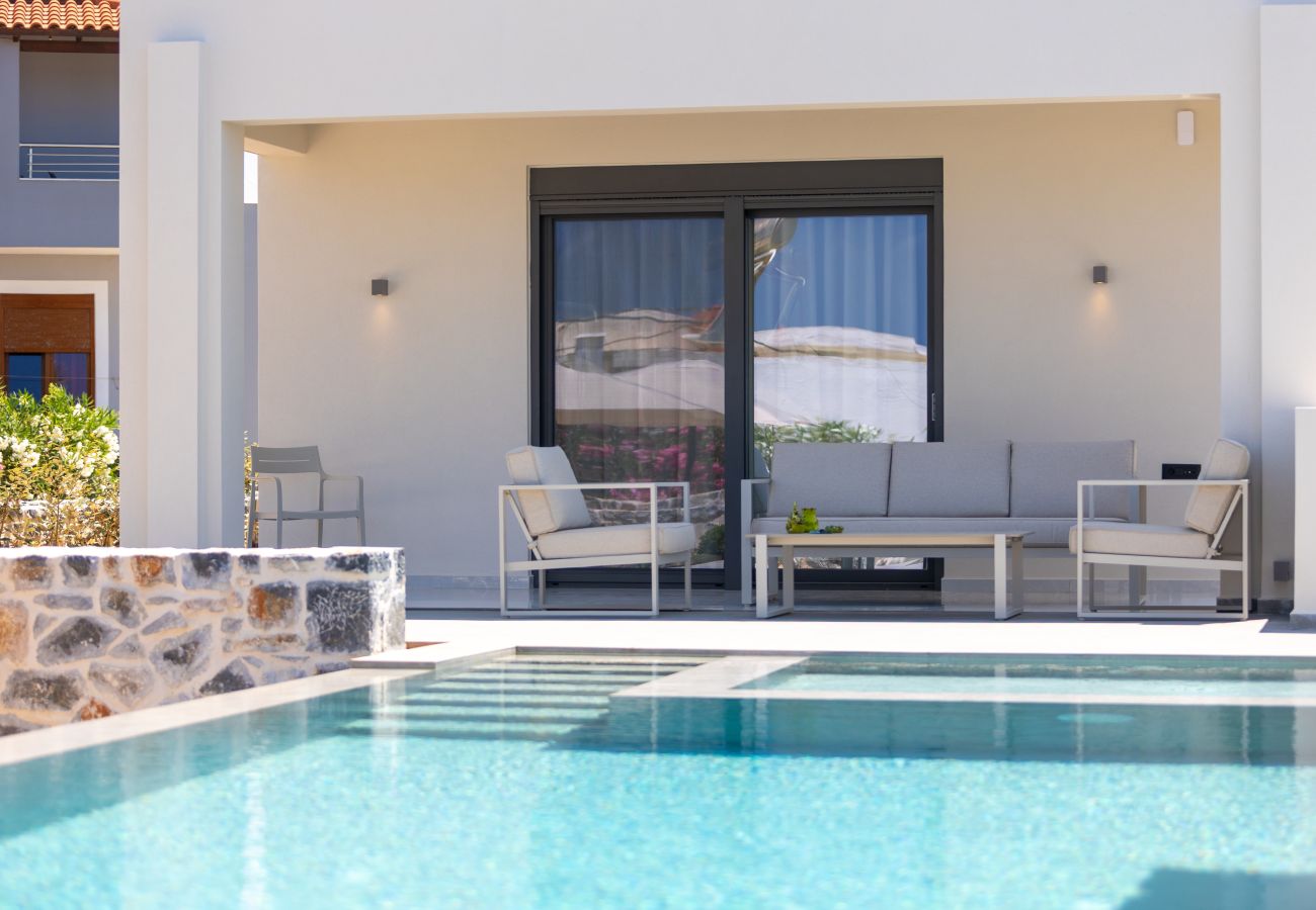 Villa in Pigianos Kampos - Seaside Villa with Heated Pool, By Hellocrete
