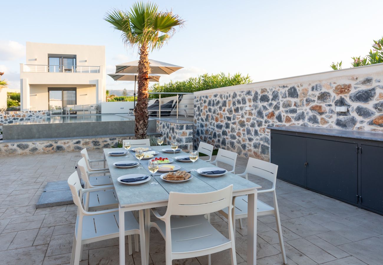 Villa in Pigianos Kampos - Seaside Villa with Heated Pool, By Hellocrete