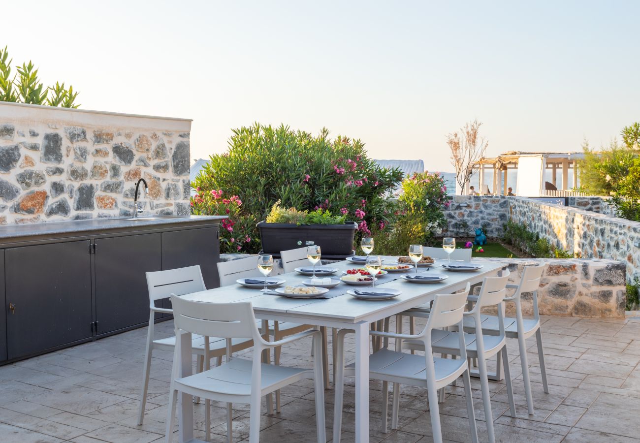 Villa in Pigianos Kampos - Seaside Villa with Heated Pool, By Hellocrete